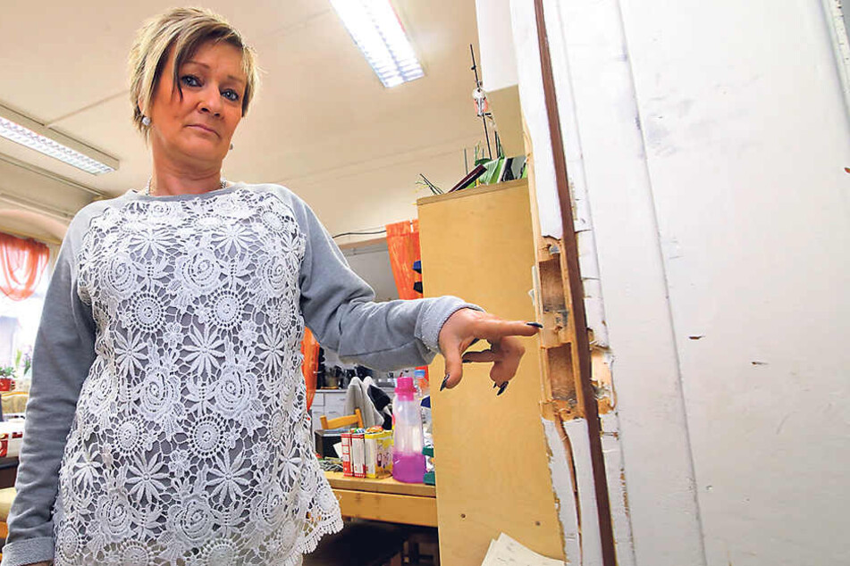 Tafel-Chefin Steffi Kober (48) zeigt
die von den Einbrechern demolierte Bürotür.