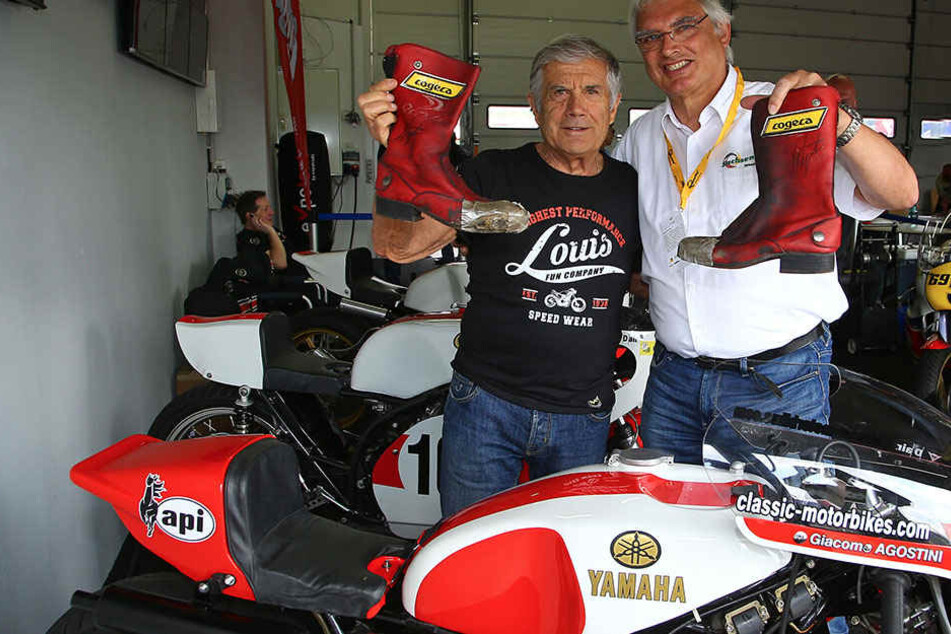 Der 15-fache Weltmeister Giacomo Agostini (75) überlässt seine Rennstiefel dem Museum in Hohenstein-Ernstthal. Ex-Bürgermeister und Fan Erich Homilius freut's.