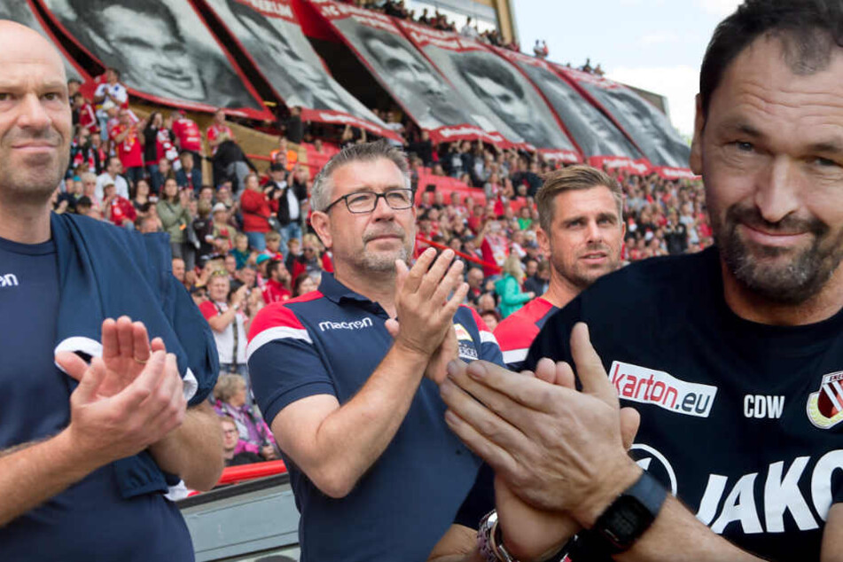Unions Assistenztrainer Markus Hoffmann, Cheftrainer Urs Fischer und Assistenztrainer Sebastian Bönig (l-r) stehen am Spielfeldrand. Nun bekommen sie einen weiteren Mann dazu, zum Ärger von Wollitz.