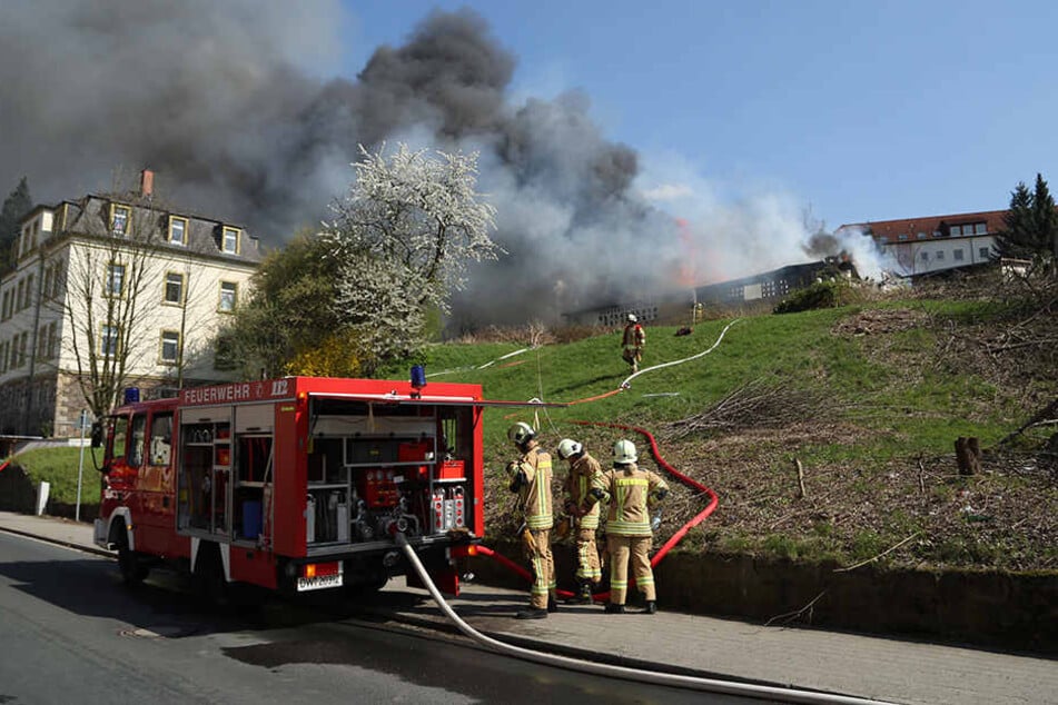 Die Einsatzkräfte der Feuerwehr hatten alle Hände voll zu tun.