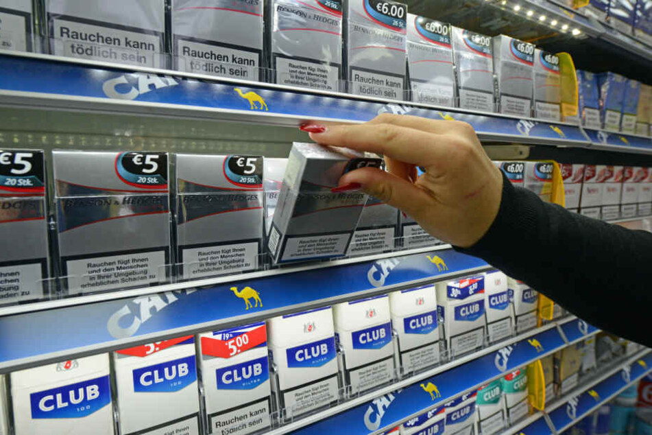Ein paar Stangen reichten offenbar nicht; unbekannte Diebe wollten am Donnerstag gleich einen ganzen Tabakschrank aus einem Supermarkt mitgehen lassen. (Symbolbild)