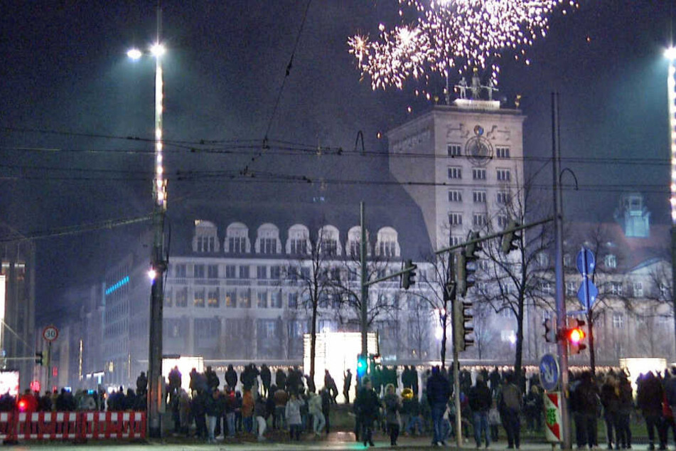 Zahlreiche Menschen läuteten das neue Jahr gemeinsam auf dem Augustusplatz ein.