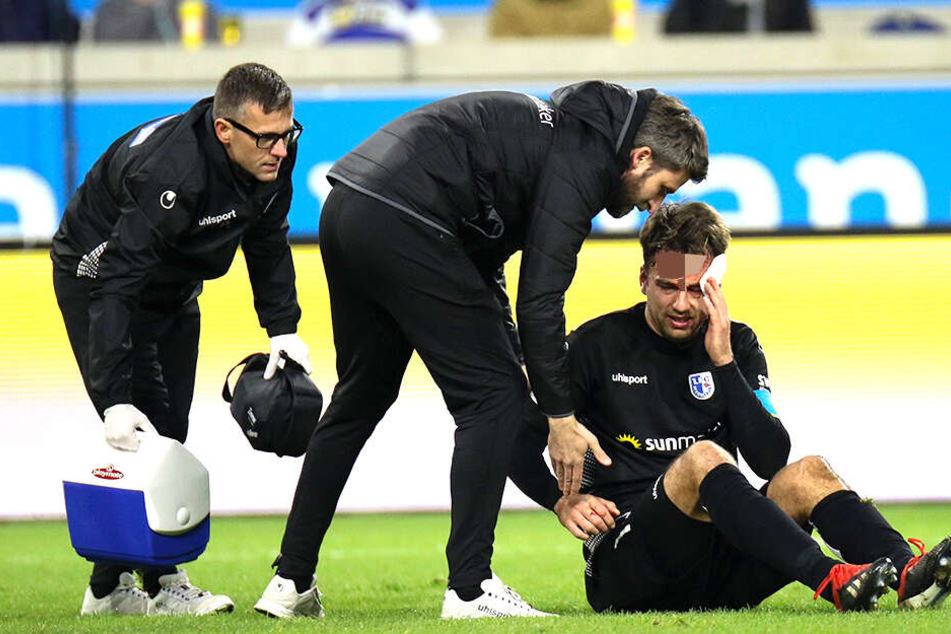 Nach einem Zusammenprall liegt Christian Beck verletzt am Boden.