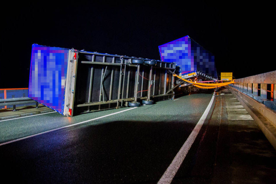 Der Lkw muss mit Spanngurten vorm Umkippen gesichert werden.