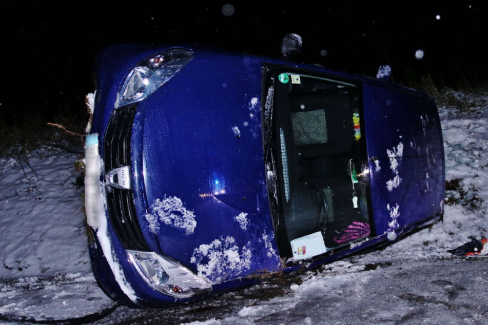 Die Frau konnte sich nicht mehr selbstständig aus dem Wagen befreien.