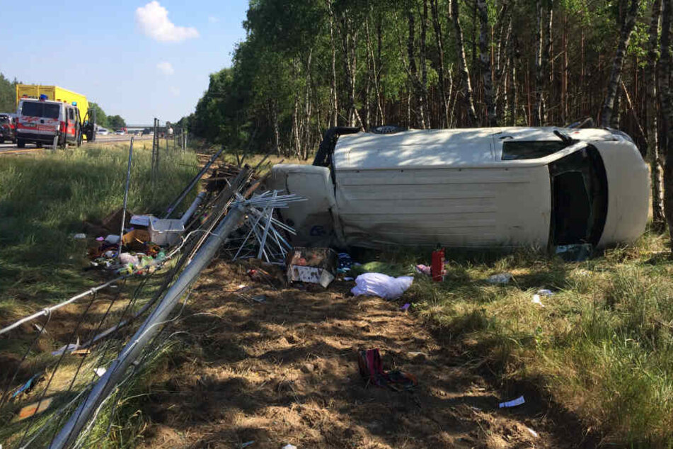 Die beiden Insassen wurden bei dem Unfall schwer verletzt.