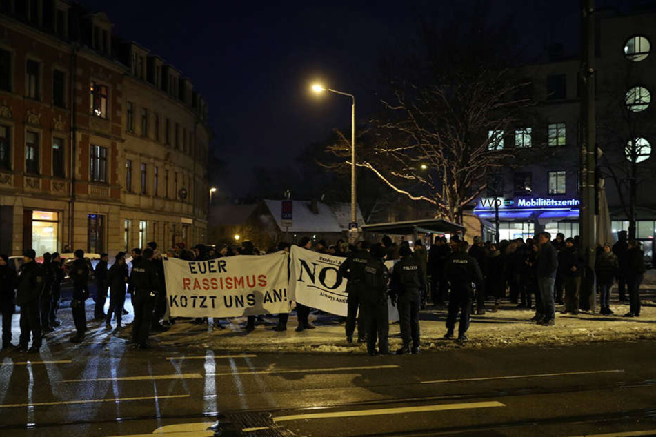 Etwa 200 Gegendemonstranten hatten sich auf der gegenüberliegenden Straßenseite eingefunden.