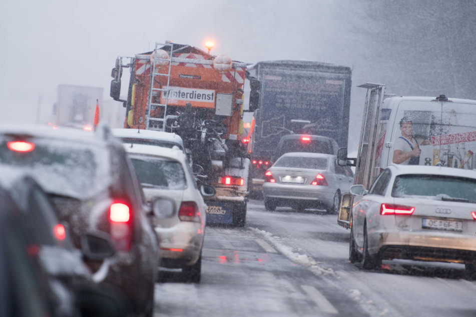 Der plötzliche Schneefall macht die A9 zur Rutschpartie. (Symbolbild)