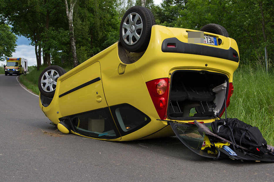 Der Peugeot blieb nach dem Unfall auf dem Dach liegen.