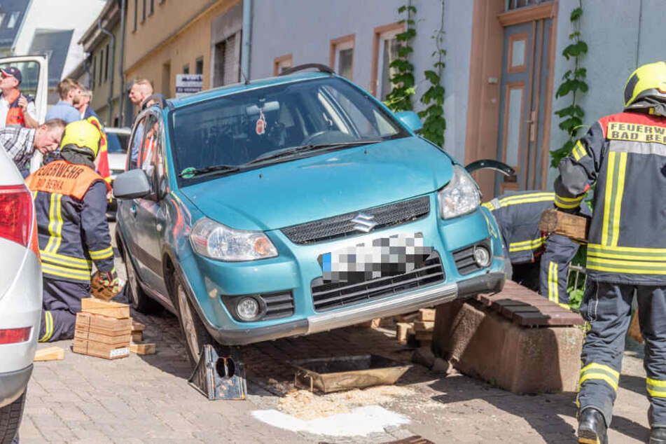 Der Wagen hatte sich auf dem Betonklotz festgefahren.