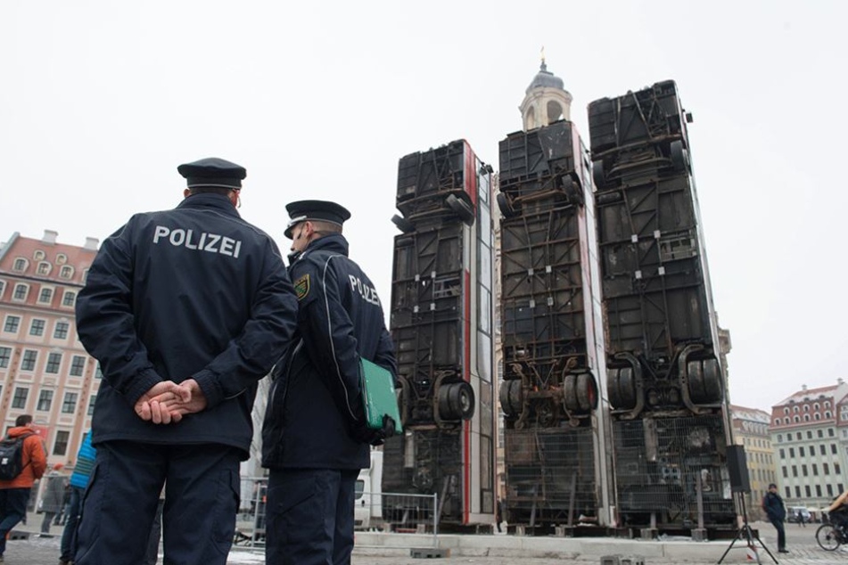 Das Kunstwerk auf dem Neumarkt musste sogar unter Polizeischutz gestellt werden.