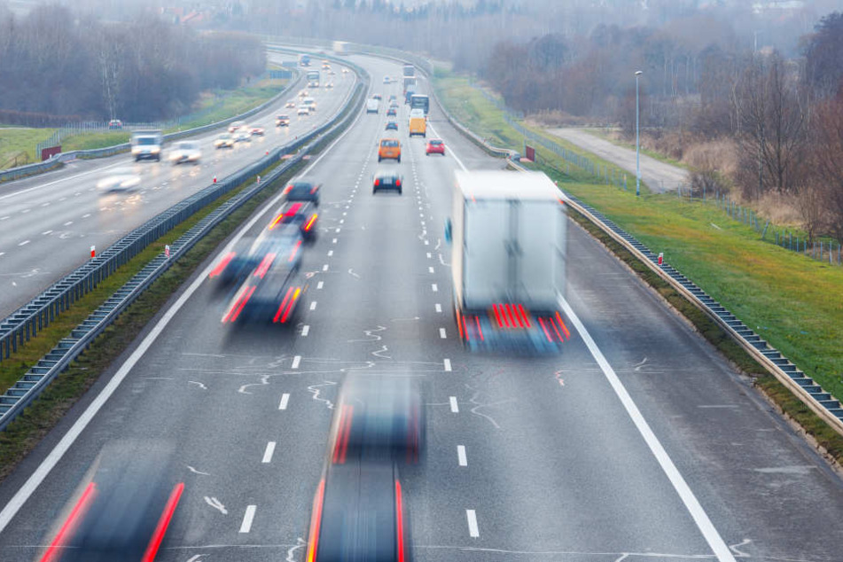 Die Polizei verfolgte den Autofahrer über 100 Km lang (Symbolbild).