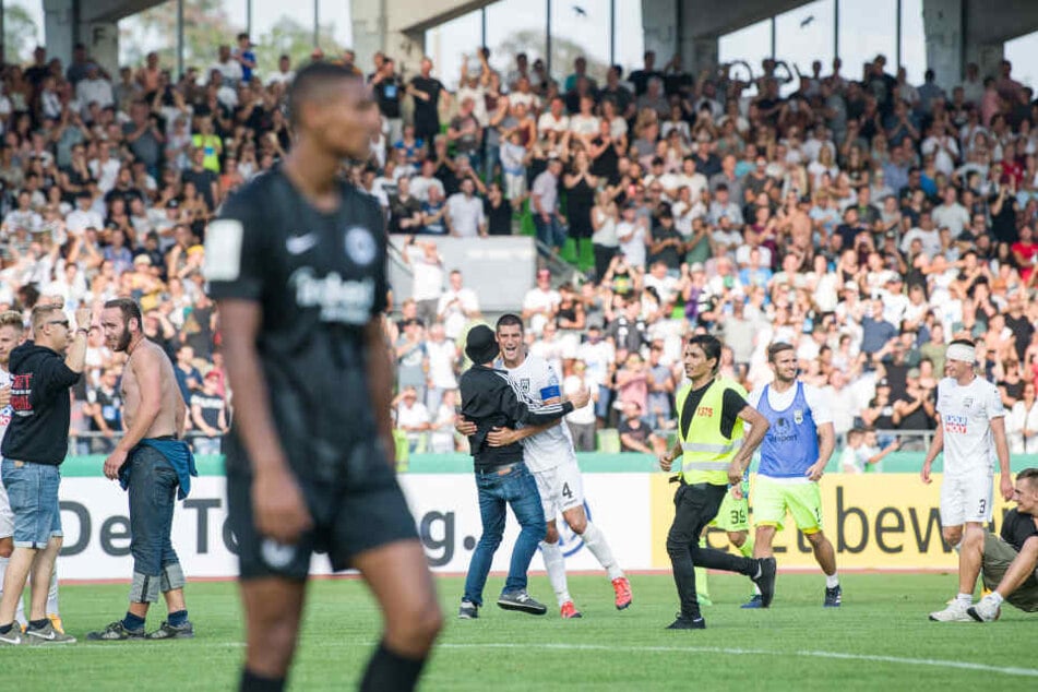 Völlig bedient trottet Eintracht-Stürmer Sebastien Haller nach der Niederlage in Ulm vom Platz.