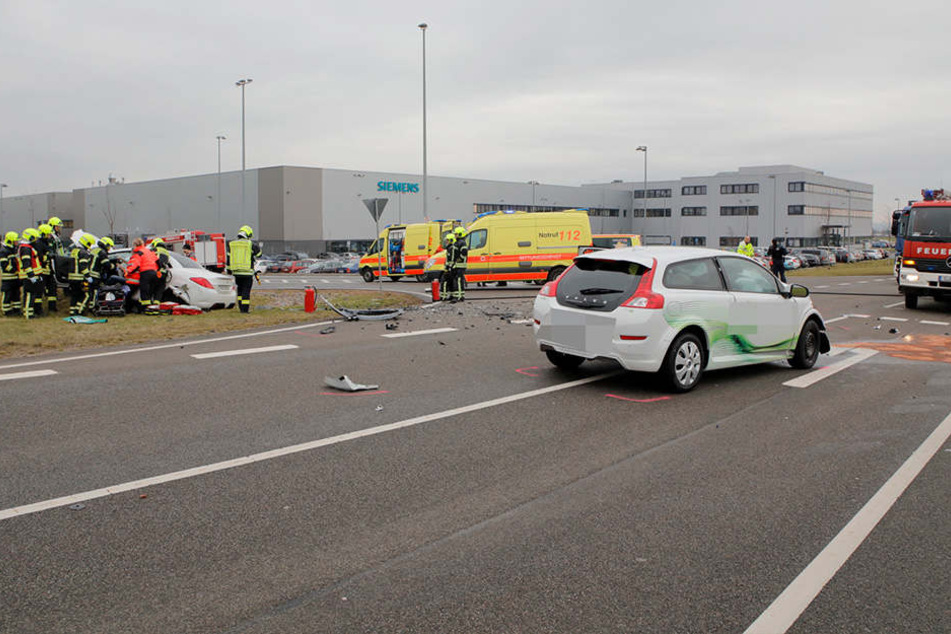 Die beiden Autos krachten frontal zusammen.