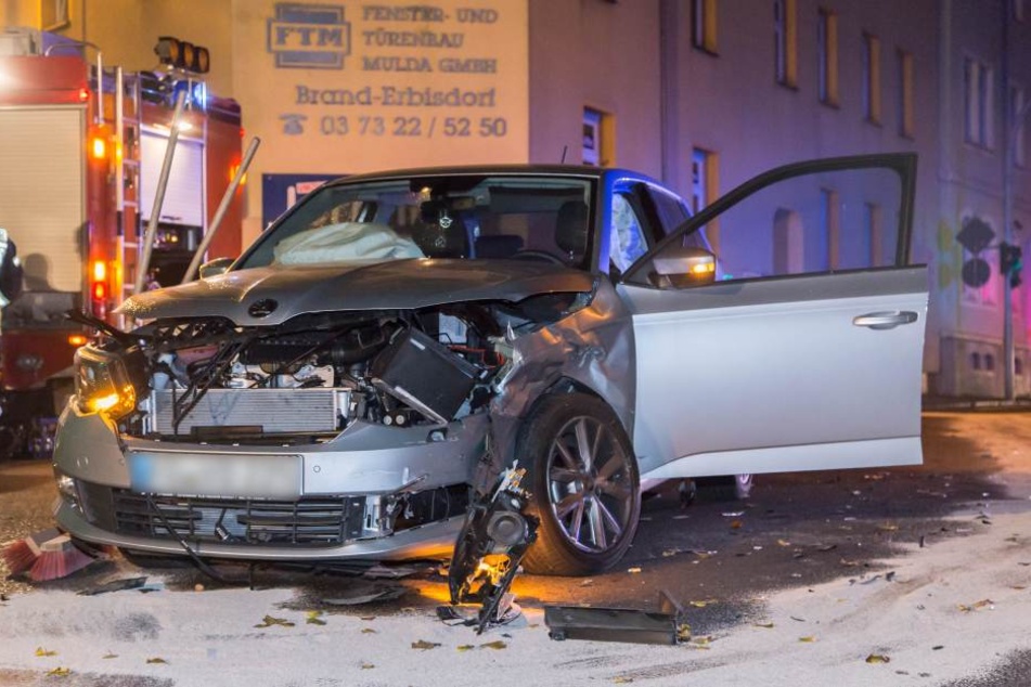 Der Skoda wurde bei dem Unfall im vorderen Bereich vollkommen demoliert.