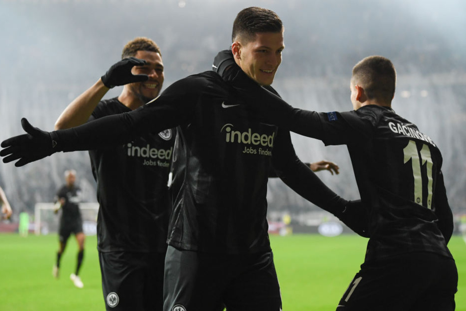 War ein weiteres Mal der überragende Mann in einem Team, das wie im Rausch spielt: Eintracht-Stürmer Luka Jovic (Mi.).