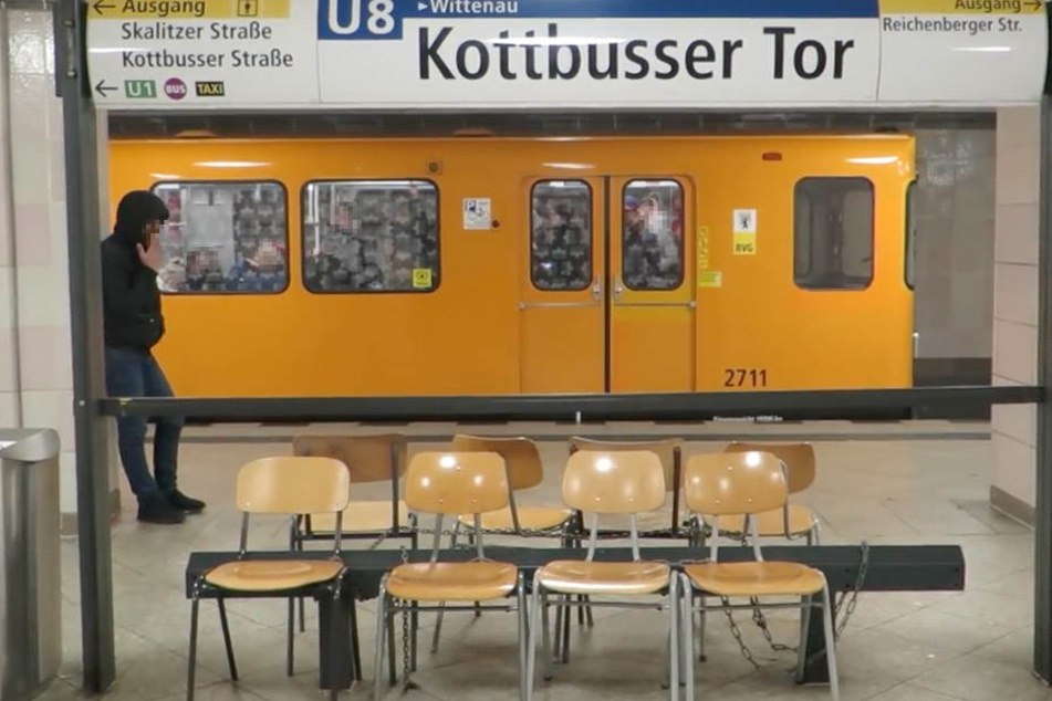 Die Holzstühle aus den BVG-Büros wurden am Bahnsteig aneinander gekettet.