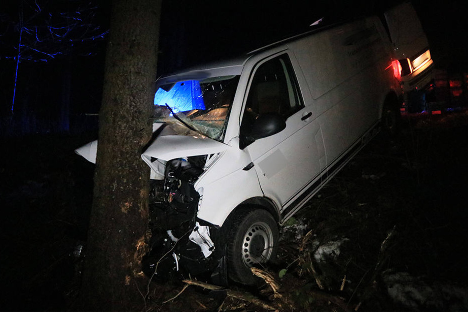 Der VW wurde in den Straßengraben geschleudert und prallte dort frontal gegen einen weiteren Baum.