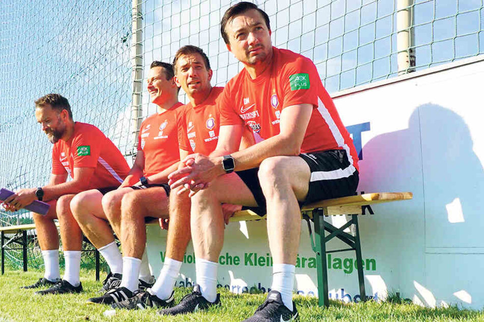 Zusammen in vorderster Veilchen-Front: Daniel (r.) und André Meyer (2.v.r). Dahinter sitzen der zweite Co-Trainer Marc Hensel und Torwartcoach Max Urwantschky.