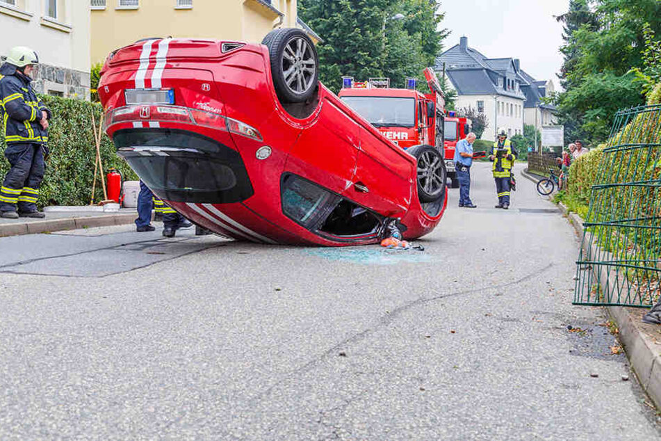 Der Honda blieb nach dem Unfall auf dem Dach liegen.