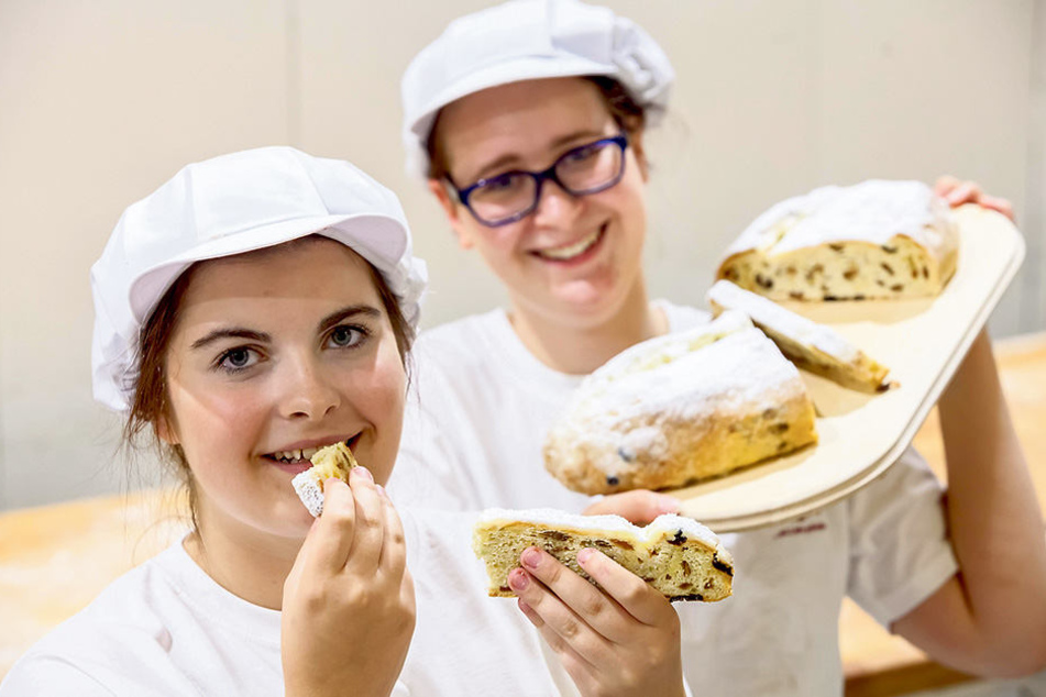 Azubi Julia Keller (16) probiert den ersten erzgebirgischen Stollen der neuen Weihnachtssaison.