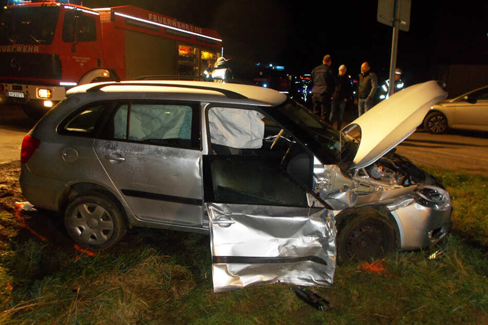 Der Skoda wurde seitlich von dem Lkw erfasst.