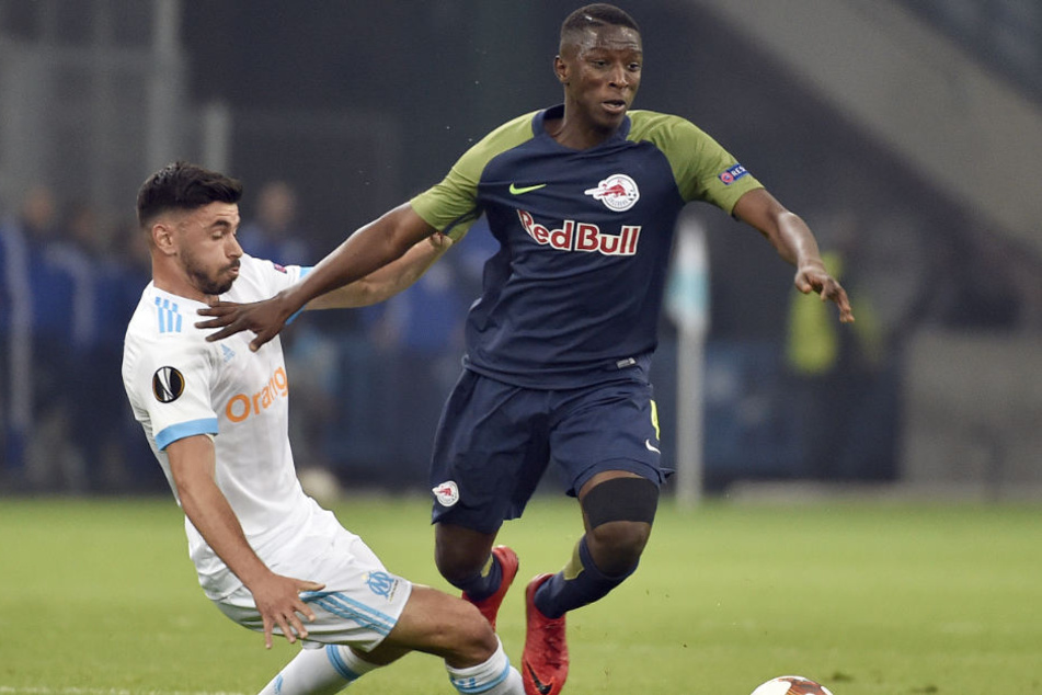 Red Bull Salzburgs Amadou Haidara hat sich schwer am Knie verletzt und wird monatelang fehlen. Ein möglicher Wechsel nach Leipzig hängt damit in der Schwebe.