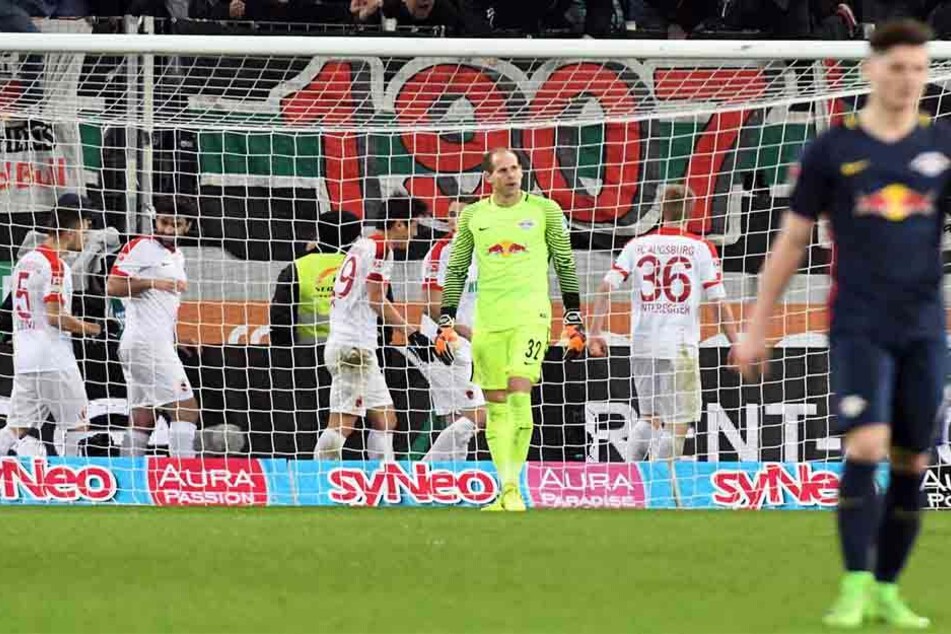 Leipzigs Torwart Peter Gulacsi kann es nicht fassen: Augsburgs 2:2-Ausgleich.