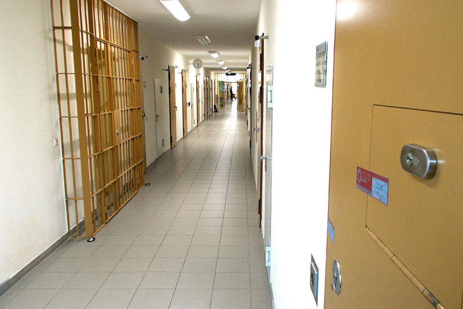 Hinter dieser Zellentür (r.) nahm sich al-Bakr im Oktober 2016 das Leben.