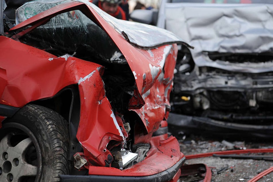 Auf seiner Flucht raste der 58-Jährige in ein anderes Auto. Dabei schleuderten die Fahrzeuge von der Straße. (Symbolbild)