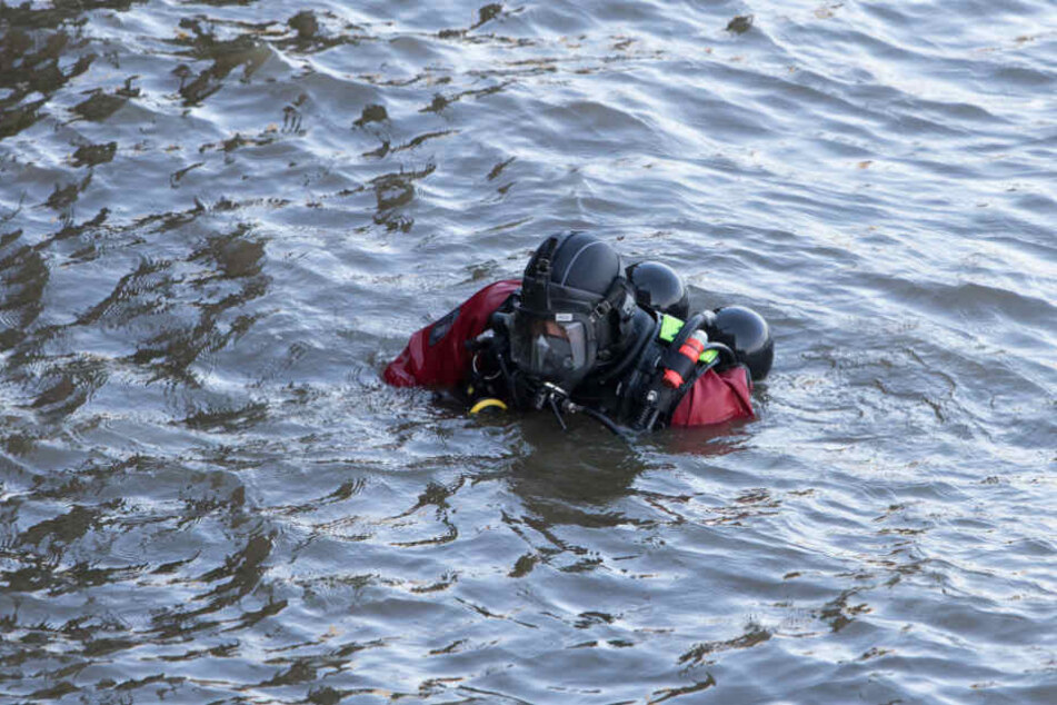 Ein Taucher sucht das Wasser nach dem Leichnam ab.
