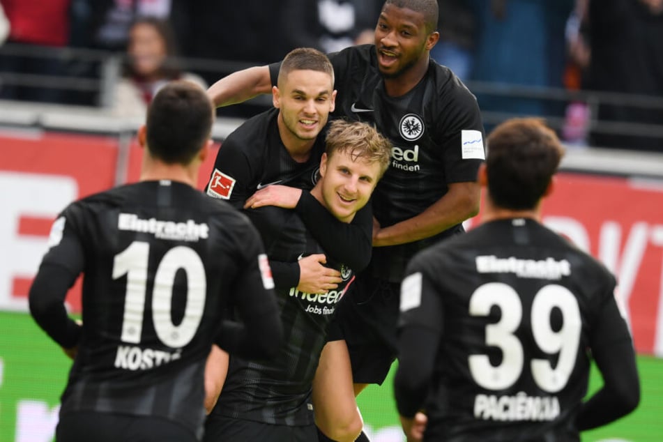 Ungewohnter Goalgetter: Verteidiger Martin Hinteregger (Mi.) verwandelte zur 1:0-Pausenführung der Eintracht und ließ sich von seinen Mannschaftskollegen feiern.