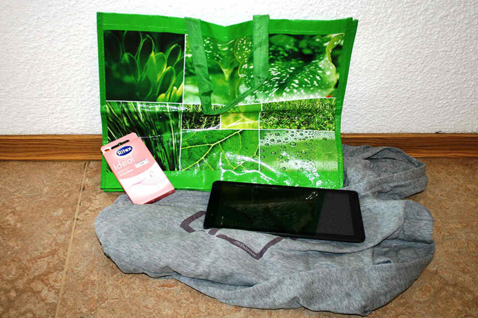 Diese Dinge fand der Restaurant-Mitarbeiter in der Tasche. Als er im Tablet herumstöberte, fand er die Kinderpornos.