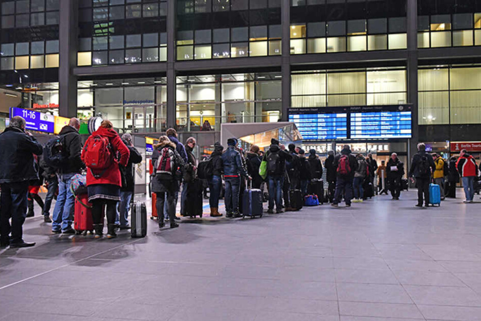 Lange Schlangen am Info-Stand der Deutschen Bahn im Berliner Hauptbahnhof.
