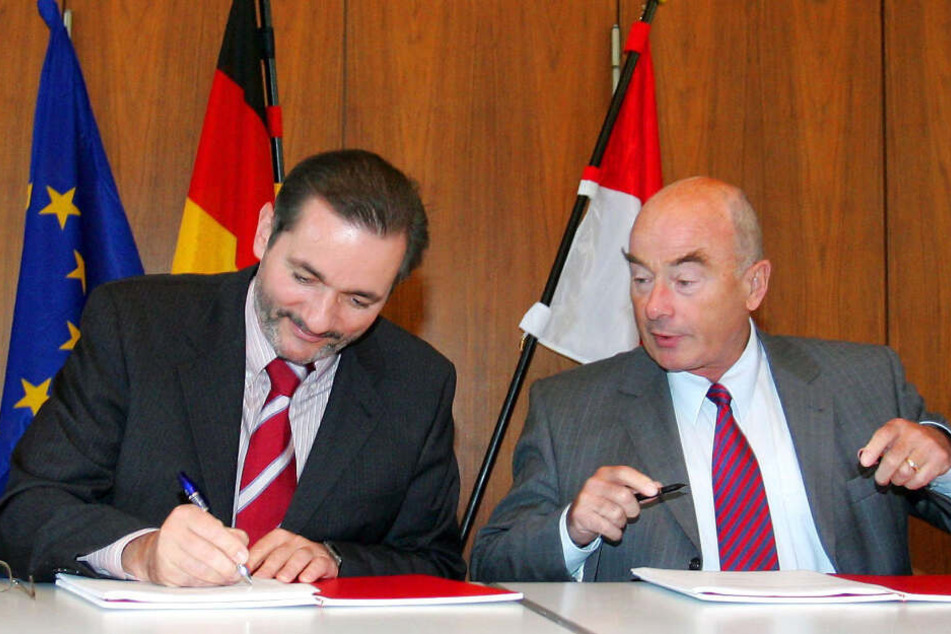 Brandenburgs Ministerpräsident Platzeck (SPD, l) und der CDU-Landesvorsitzende Jörg Schönbohm unterschreiben im Landtag in Potsdam am 12.10.2004 die Koalitionsverträge.