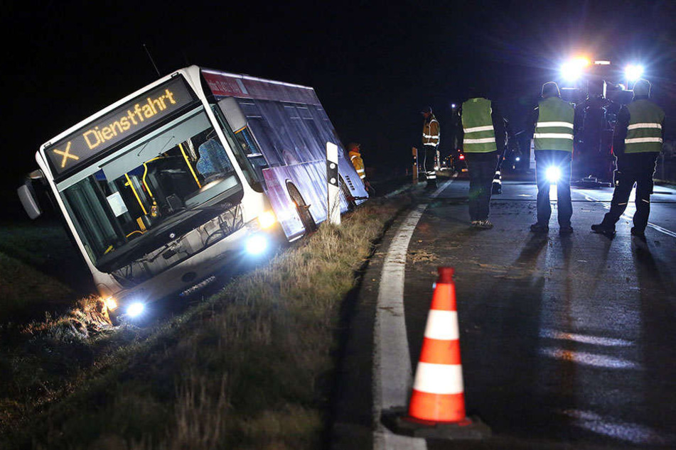 Der Bus landete im Straßengraben.