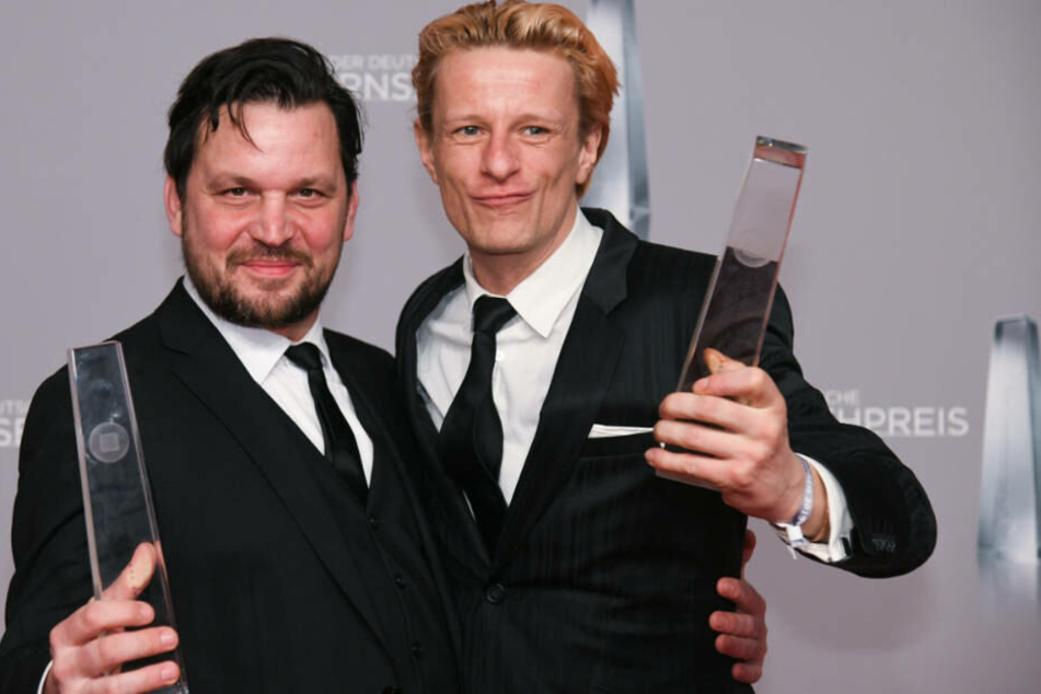 Sascha Alexander Gersak (l) und Alexander Scheer freuen sich nach der Verleihung des Deutschen Fernsehpreis 2019 über die Auszeichnung in der Kategorie "Bester Mehrteiler" für den Film "Gladbeck"