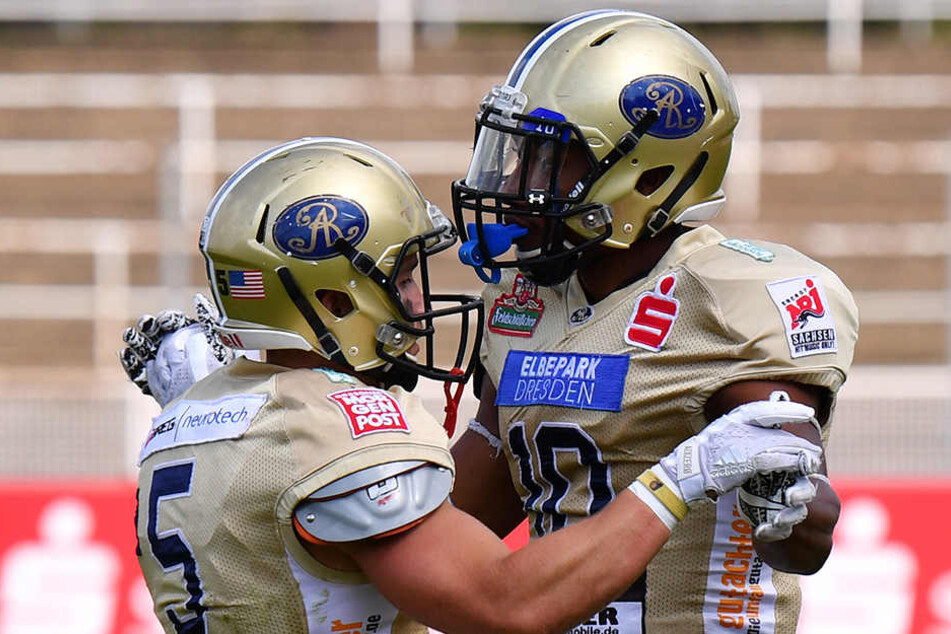 Mitchell Paige (l.) ließ sich zu Recht vom Team-Kollegen Chris Genau feiern.