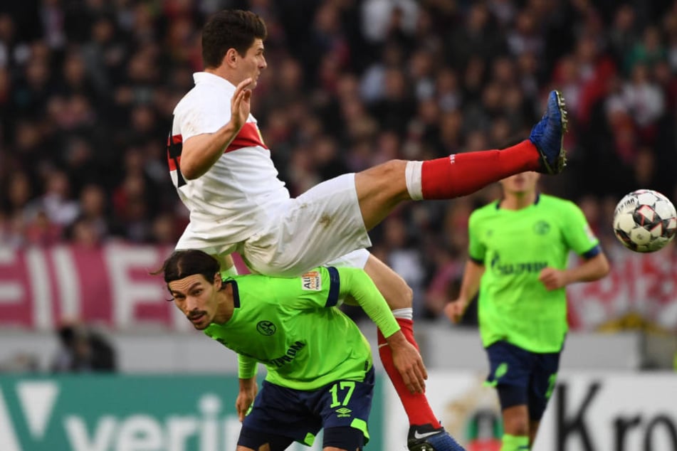 Benjamin Stambouli von Schalke (unten im Bild) kämpft mit Mario Gomez vom VfB um den Ball.