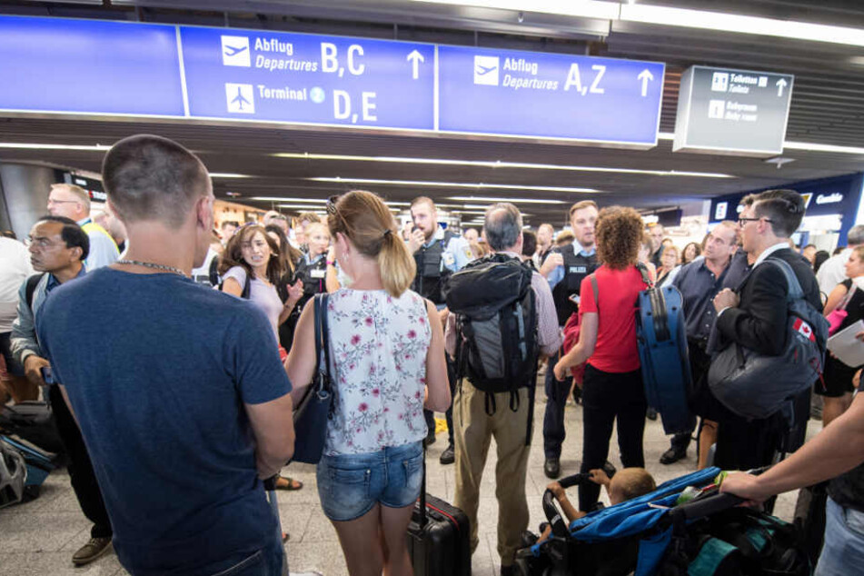 Mehr als 10.000 Passagiere waren von der Flughafen-Räumung am Dienstag betroffen.