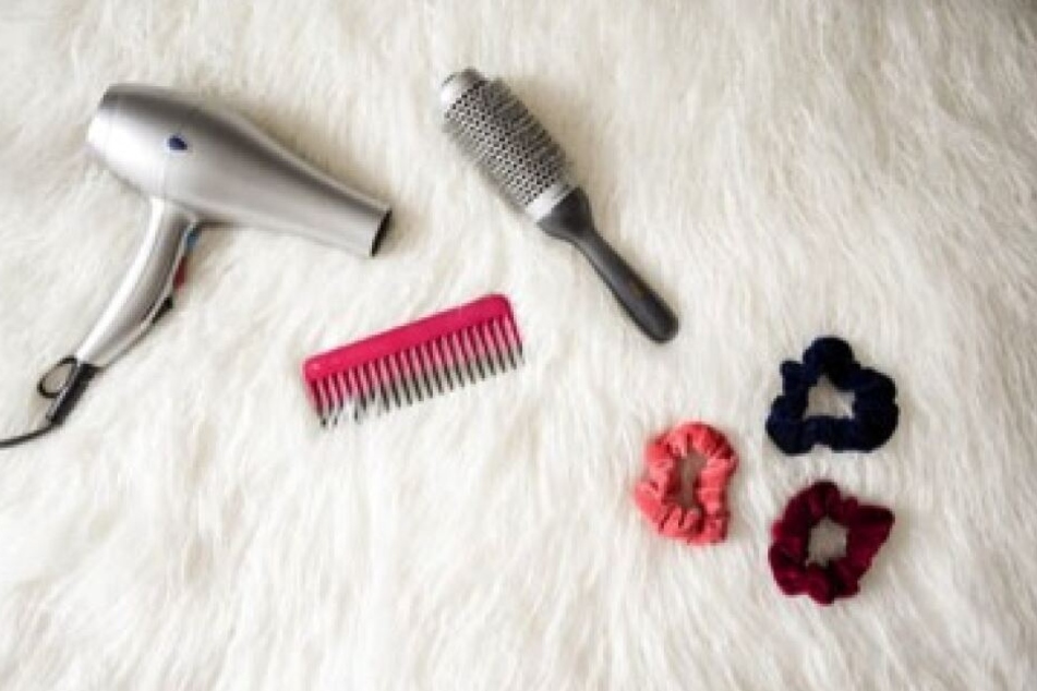 Auch beim Styling der Haare sollte man darauf achten, sie nicht unnötig zu strapazieren.