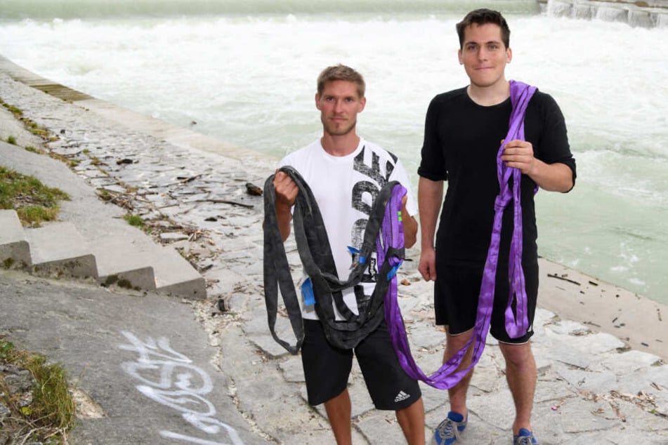 Die beiden Slackliner Lukas Irmler (l) und Sören Arlt: Arlt als Ersthelfer und Irlmer retteten am 05.06.2019 eine 28 Jahre alte Frau ihren ein Jahr älteren Freund aus der Isar.
