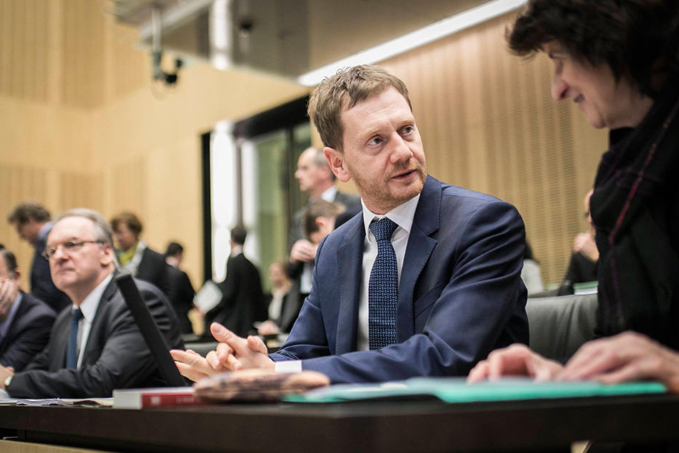 Michael Kretschmer (Mi., 42, CDU) im Bundesrat. Rechts neben ihm Eva-Maria Stange (60, SPD). Links im Hintergrund der MP von Sachsen-Anhalt, Reiner Haseloff (63, CDU).