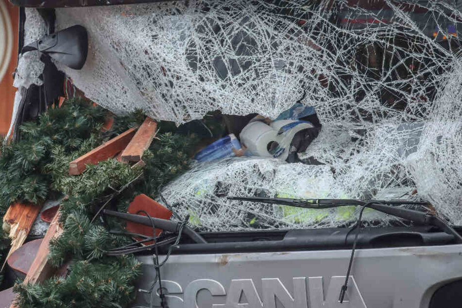 Das Tatfahrzeug, ein polnischer Lastwagen, steht am Weihnachtsmarkt am Breitscheidplatz in Berlin.(Archivbild)