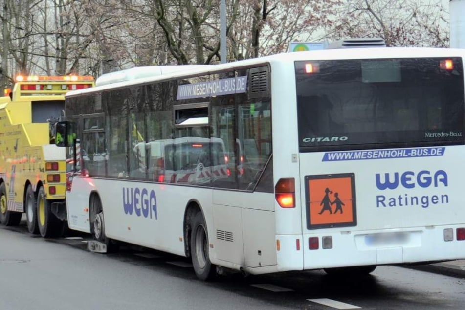 Einer der betroffenen Busse wurde abgeschleppt.