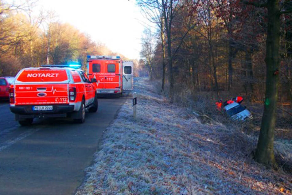 Das Auto des Mannes blieb im Graben stehen. Weder den Ersthelfern noch dem Notarzt gelang die Reanimation.
