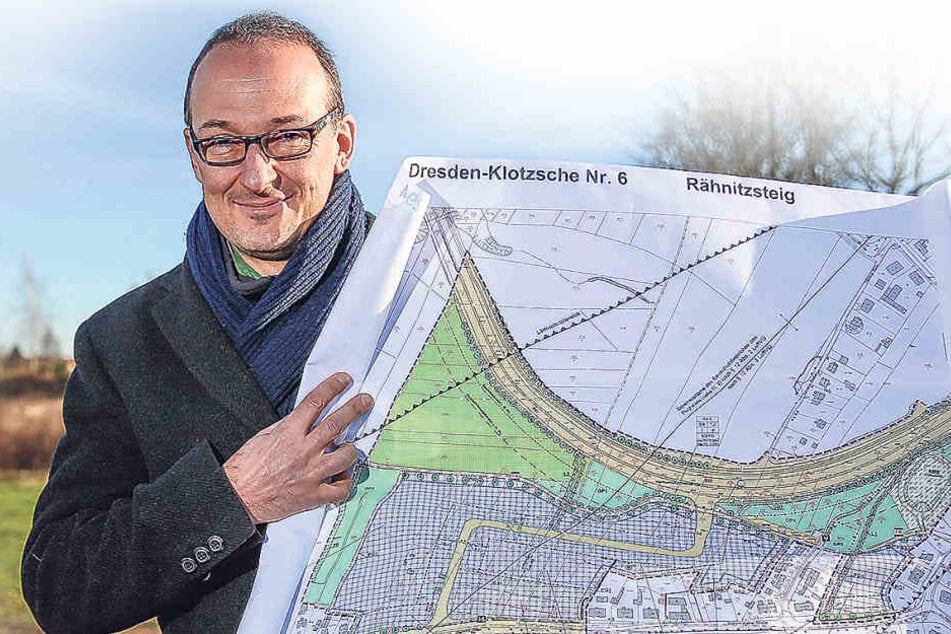 Der Chef der Wirtschaftsförderung, Dr. Robert Franke (40), zeigt die Pläne für das neue Gewerbegebiet in Flughafennähe.
