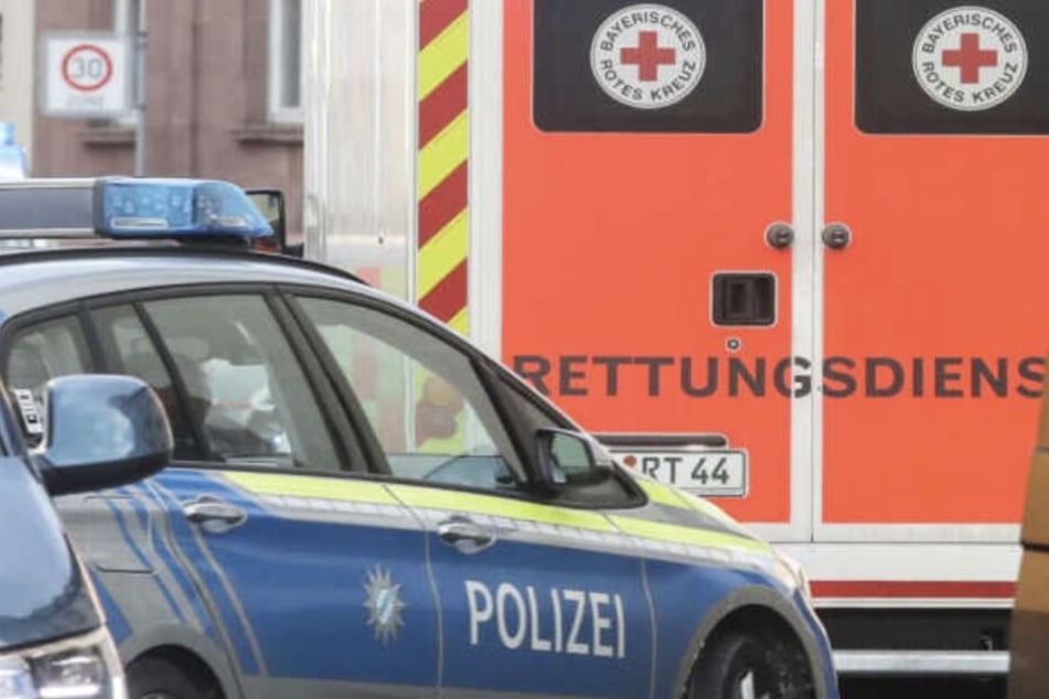 Die eintreffenden Rettungskräfte mussten beide Unfallbeteiligten aus den Autowracks befreien.