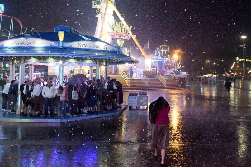 Auch das Münchner Oktoberfest blieb nicht verschont: Besucher mussten vor dem heftigen Sturm Schutz suchen.