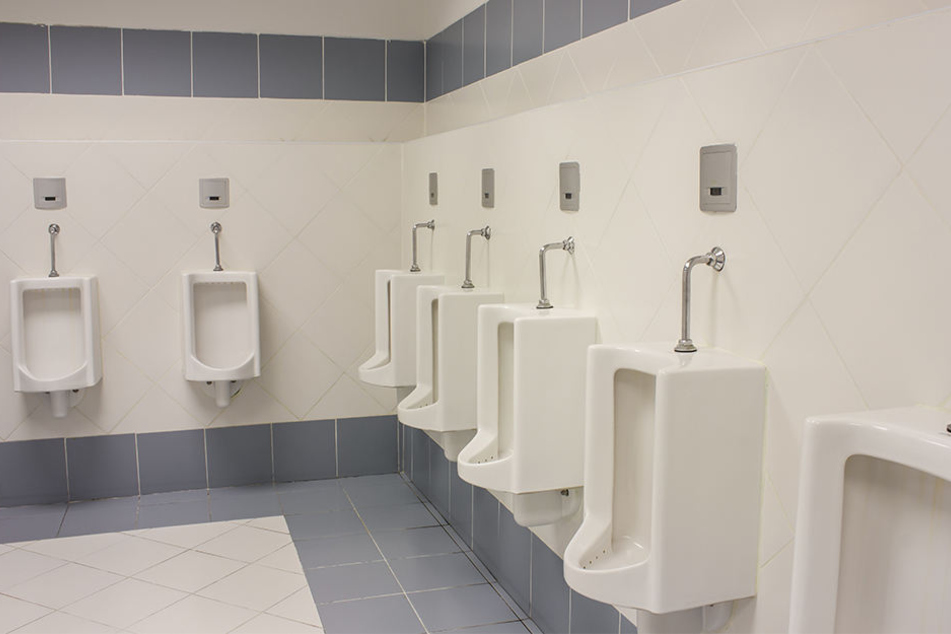 zwei pensionierte Männer vergnügten sich auf einer öffentlichen Toilette in einem Einkaufszentrum. (Symbolbild)